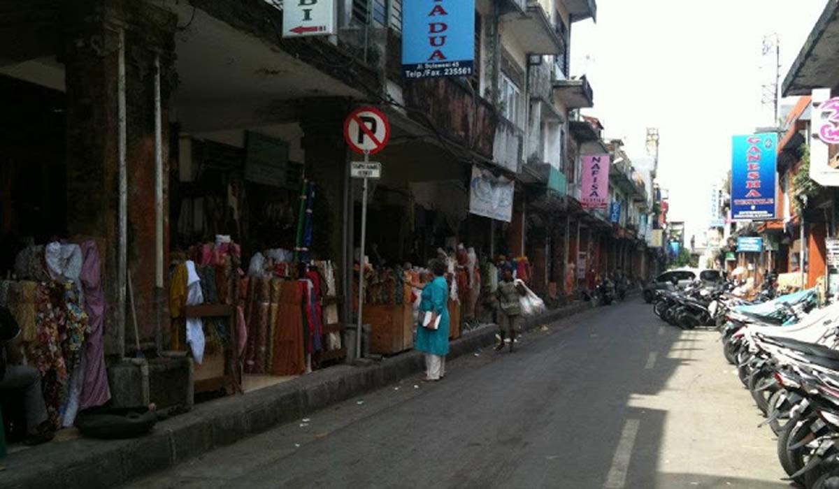 

More akin to a shopping
precinct than a marketplace, Kampung Arab is a sprawl of shops at the
inte