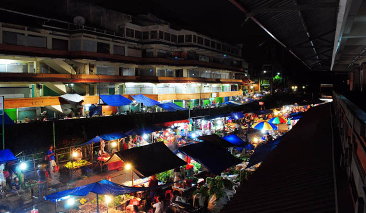 This traditional
market is located on Jl. Gajah Mada, Denpasar, across the Kumbasari Market,
separat