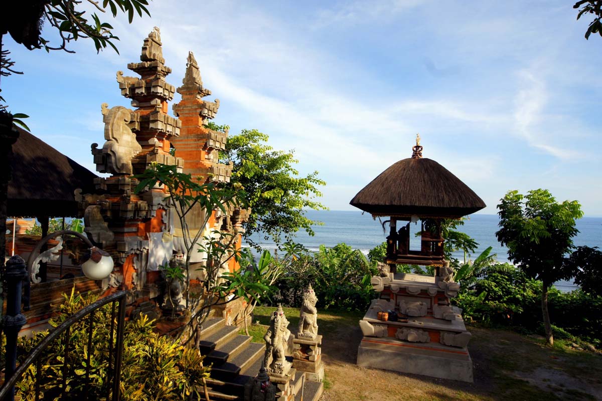 The most important pura of the Jembrana Regency
situated on a clifftop near the village of Yehembang