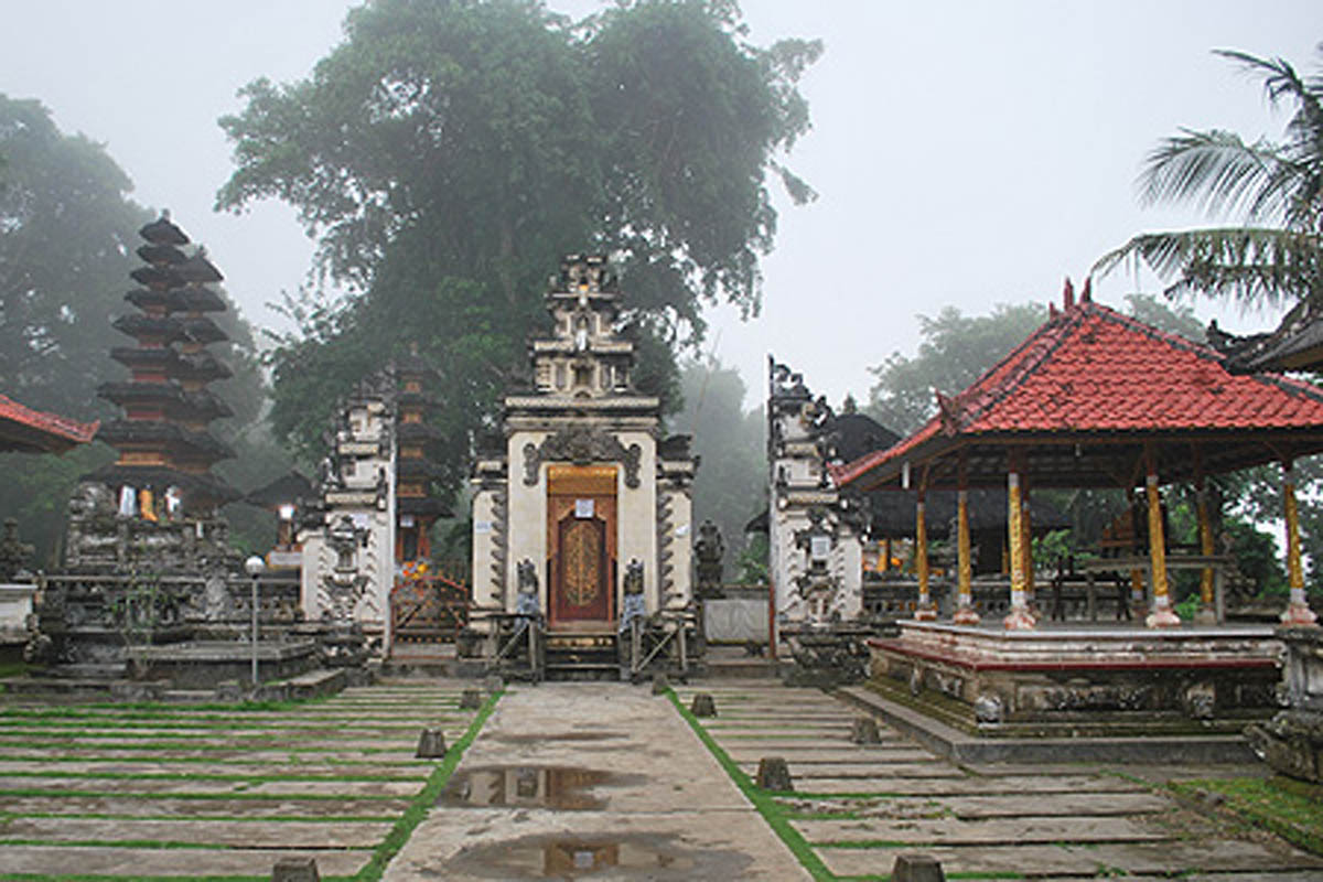 Another beautiful temple is the Pura Puncak
Mundi where the views are simply stunning. This place is