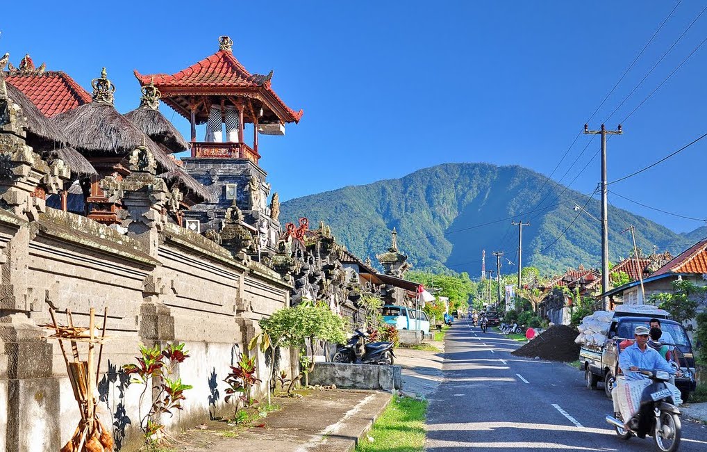 

According to legend, Mount Batukaru (or Coconut Shell Mountain
as known locally) was the first abo