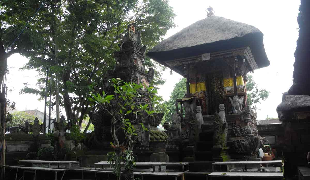 

This temple sits in the middle of Denpasar’s traditional market
(pasar badung) and is dedica