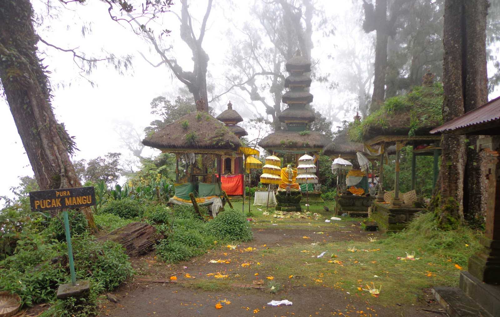 Resting above Lake Bratan atop the summit rim of
Gunung Catur, Pura Pucak Mangu is another one of Ba