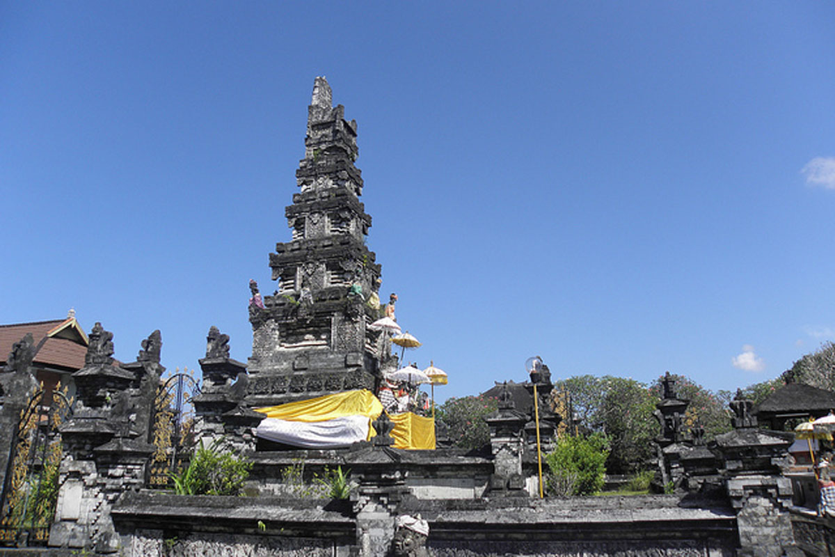 The state temple Pura Jagatnatha (Temple of the Rulers of the
Worlds) was constructed in 1953 and is