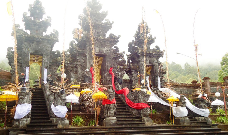 This imposing and dramatic
‘Temple of The Agung Market’ is situated in the village of Se