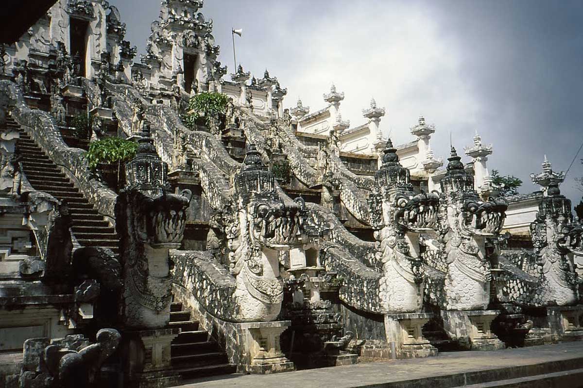 Arrive two hours before dawn and climb the 1700
steps on the lush slopes of Gunung Lempuyang to reac