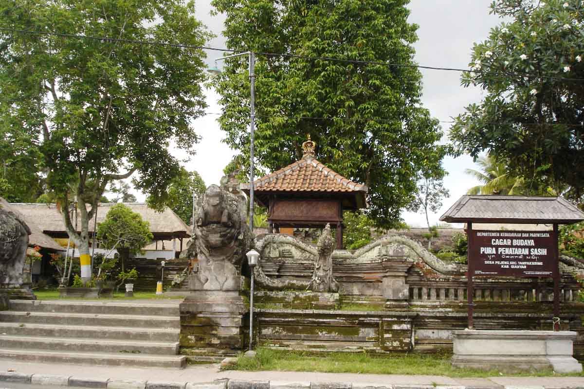 

Once a main shrine of the Pejeng kingdom in the 10th century,
Pura Penataran Sasih is directly lin