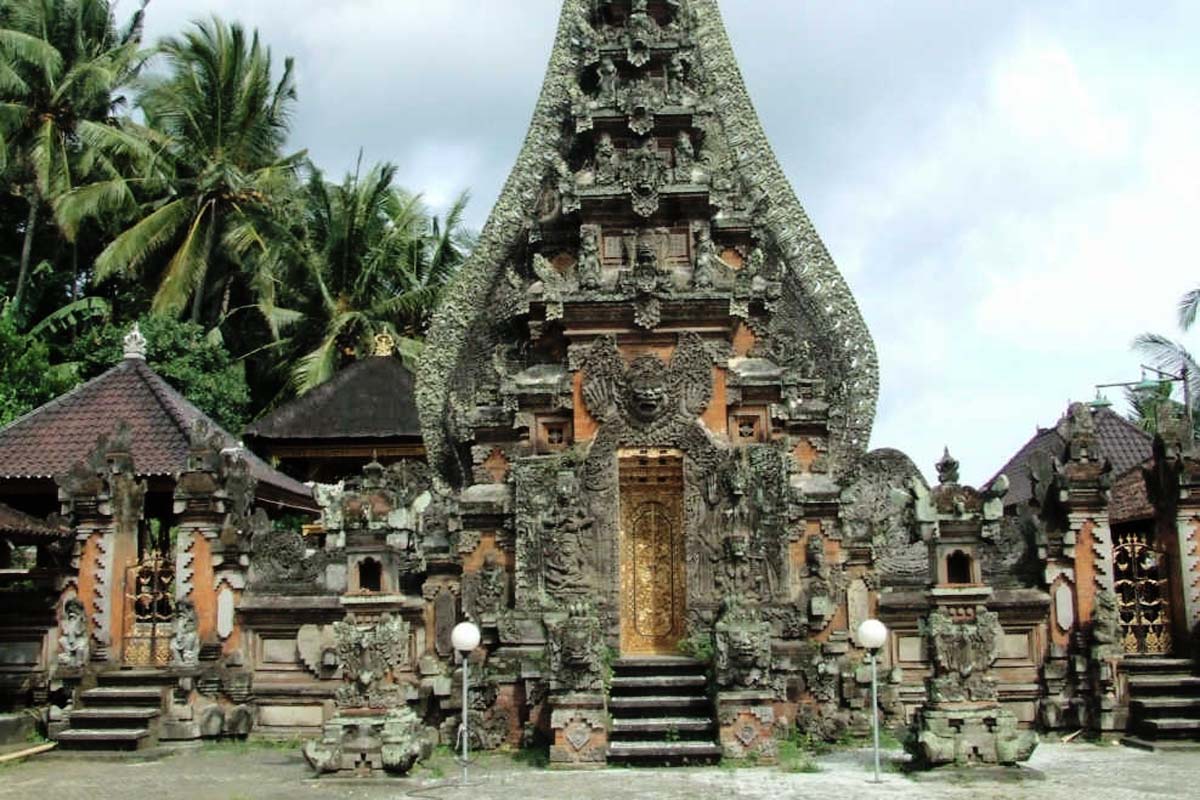 

Eerily beautiful, this ‘Temple of Death Rites’, otherwise known
as Pura Dalem Sidan is