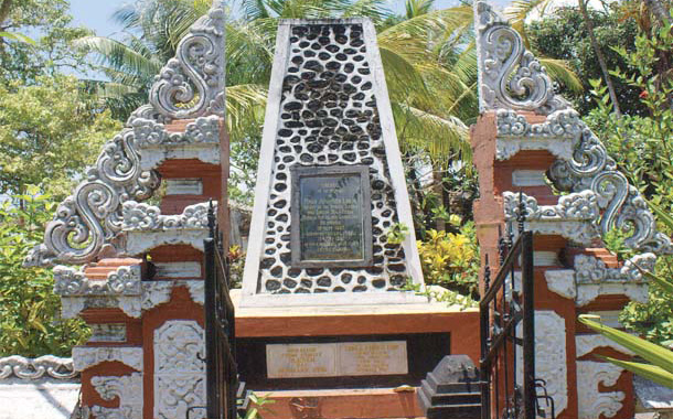 

Located on the eastern outskirts of Kuta on Jl.
Tuan Lange, in an old Chinese cemetery unceremonio