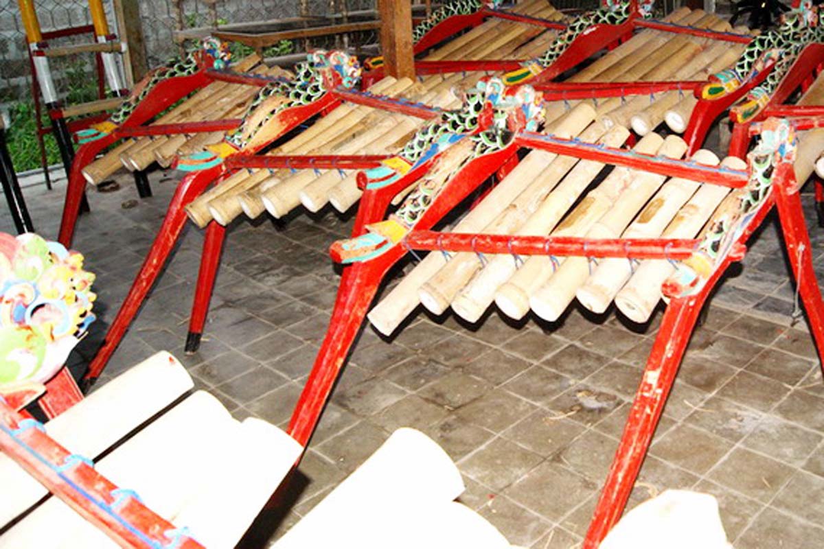 

Created in 1912 by Kiyang Gelinduh, the gamelan jegog ensembles found
only in Jembrana, West Bali 