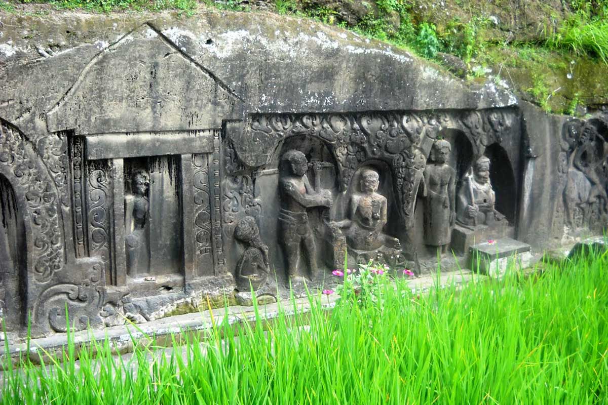 

Come back to the 14th or 15th century, the rock carvings of
Yeh Pulu make up the longest sequence 