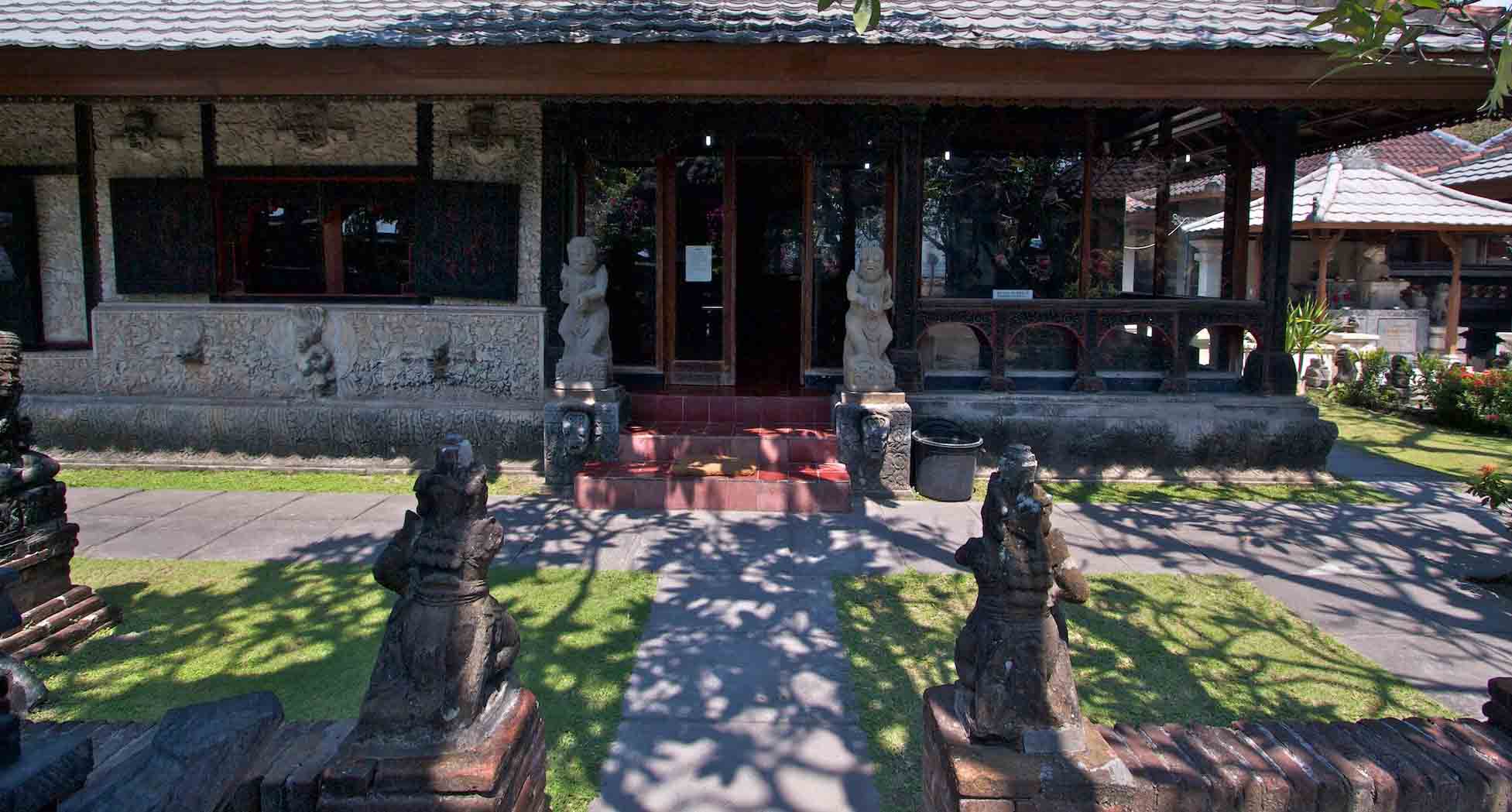 

Also known as the Ni Polok Museum, the Le
Mayeur Museum was the former beach home of acclaimed Bel