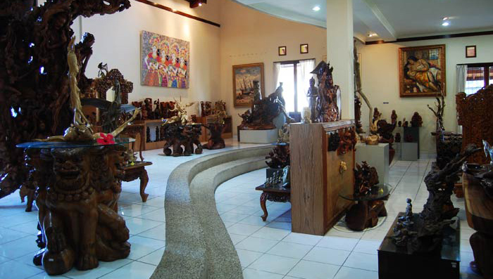 

Located
in Mas, Gajah Bali gallery is one of the biggest art galleries, which has many
fine collec
