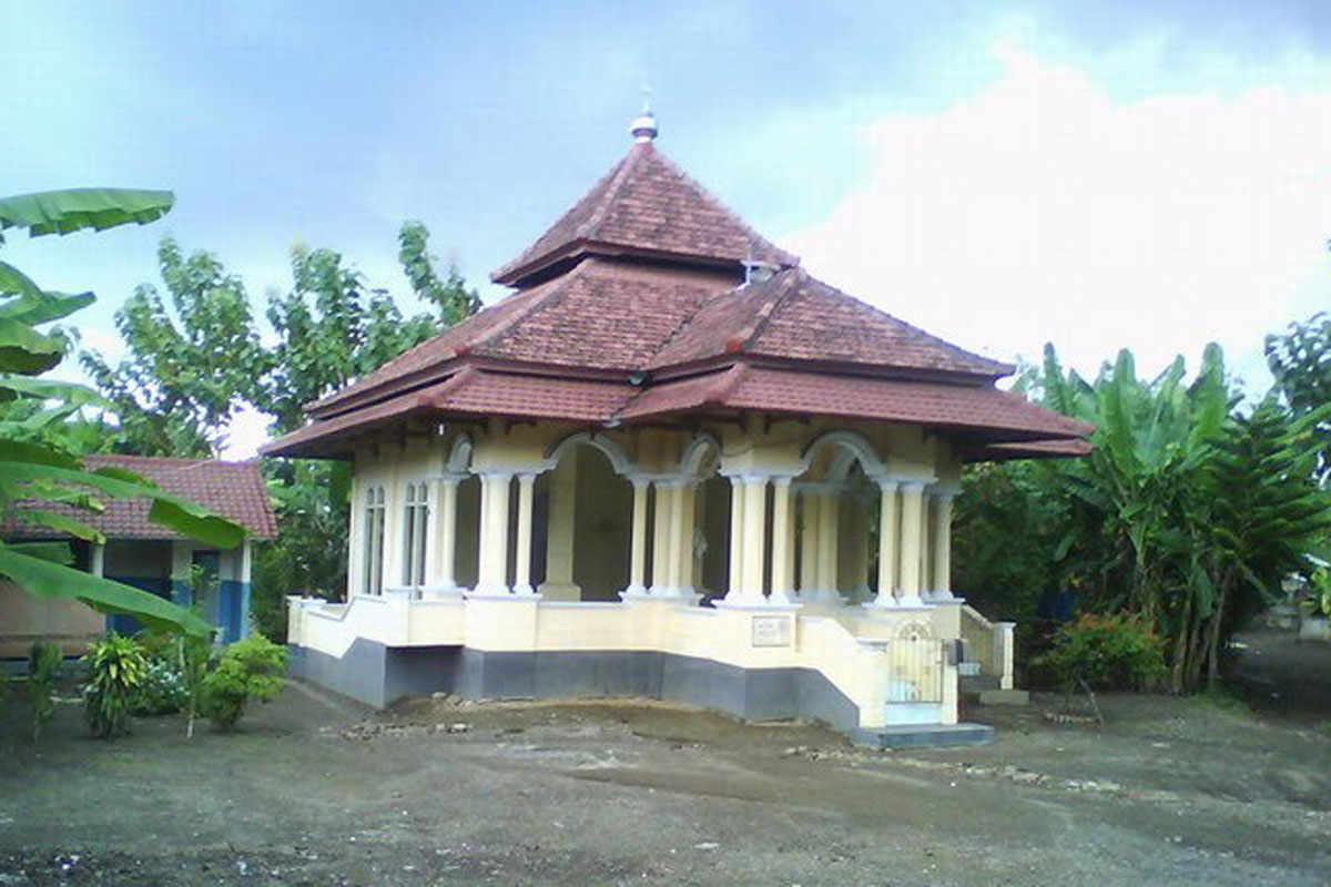 

Another interesting anomaly that may be found in West Bali is
the Muslim Balinese village of Loloa