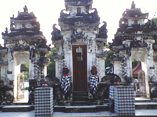 One of Bali's holy kahyangan temples located near the coastal
town of Toyapakeh on the island of Nus