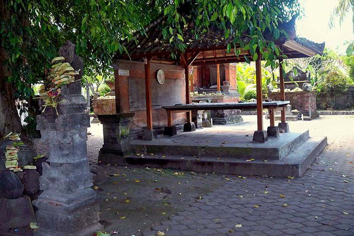

Housed in Sanur’s Pura Blanjong, this ancient
and valuable artifact known in English as the 