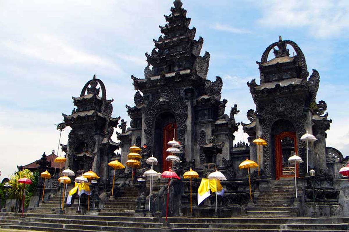 The largest temple in North Bali as well as the most important in Singaraja, Pura Agung Jagatnatha f
