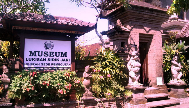 

This small and unusual museum located on Jl.
Hayam Wuruk in Southern Denpasar features a private c
