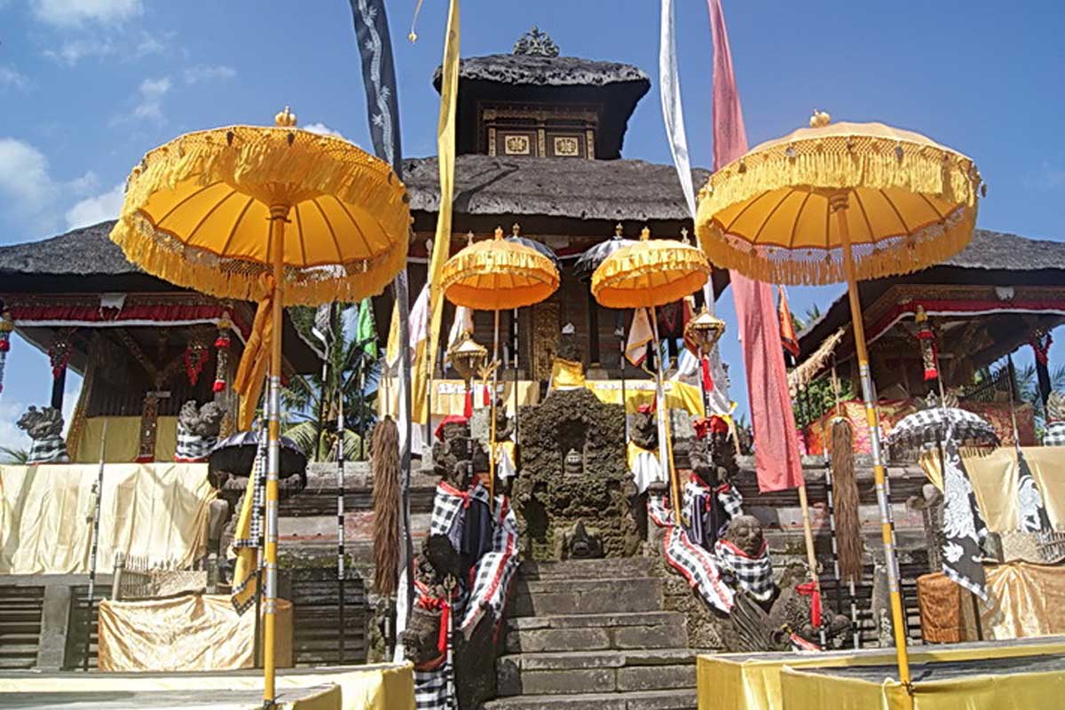 Every temple in Bali has a historical legacy in the form of
statues, pelinggih and the temple buildi
