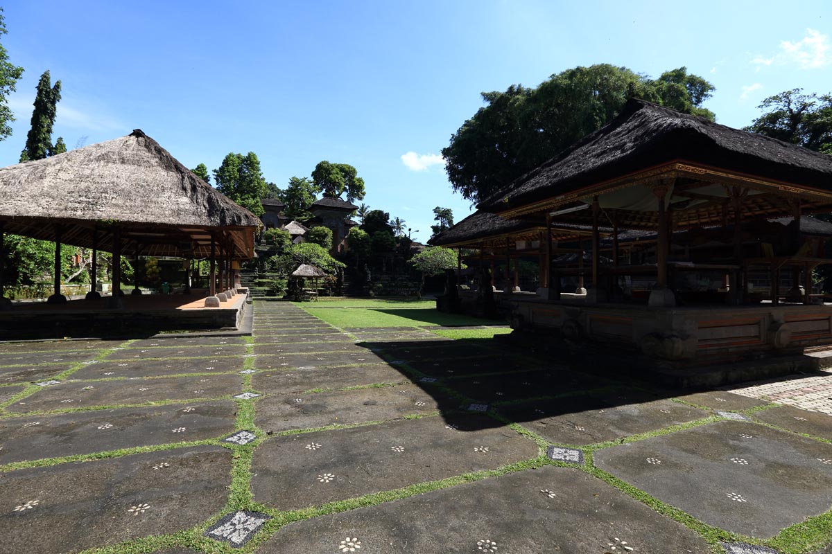 

East of the Bedulu crossroads, Pura Samuan Tiga sits at the end
of a stony path. The name means &l