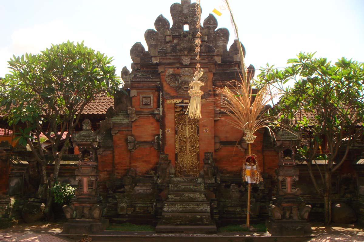 

Pura Penataran Topeng is located in Blahbatu, near Gianyar and is
the family temple of the prime m