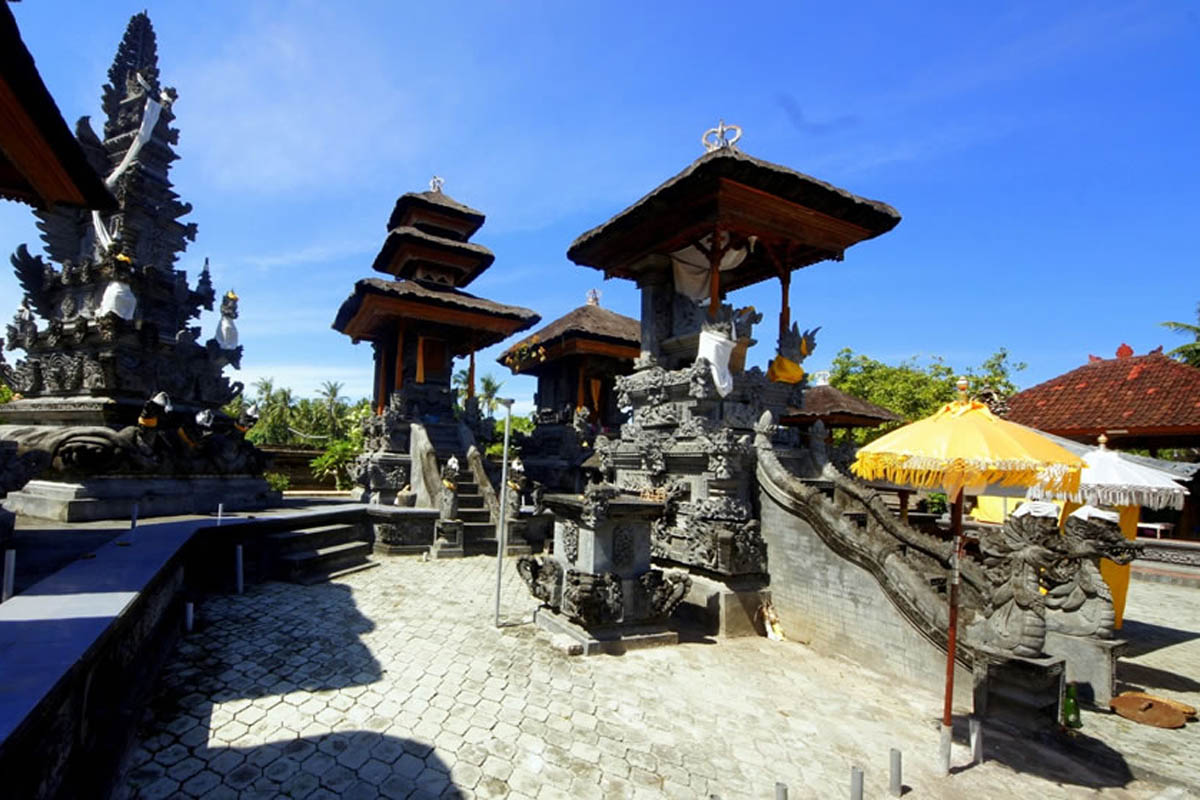 Overlooking the river by the same name in the
village of Perancak, this limsestone temple is believe