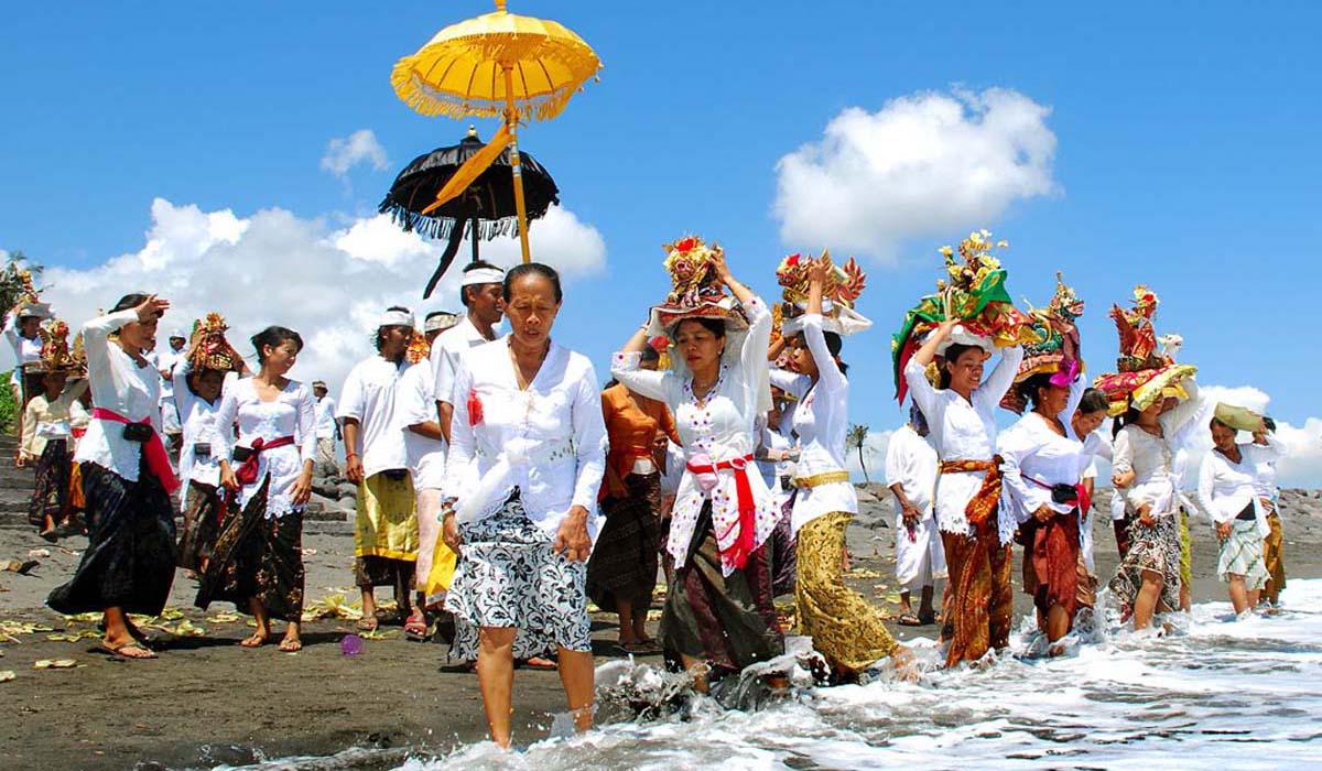 The Melasti processions take place approximately three
days prior to the Saka New Year, when pilgrims take heirlooms in long walks
from temples towards the coastlines where purification rites take pla
