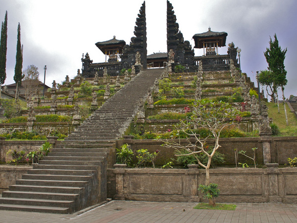 As writer Miguel
Covarrubias penned in his 1937 book Island of Bali, “Besakih is Bali’s 