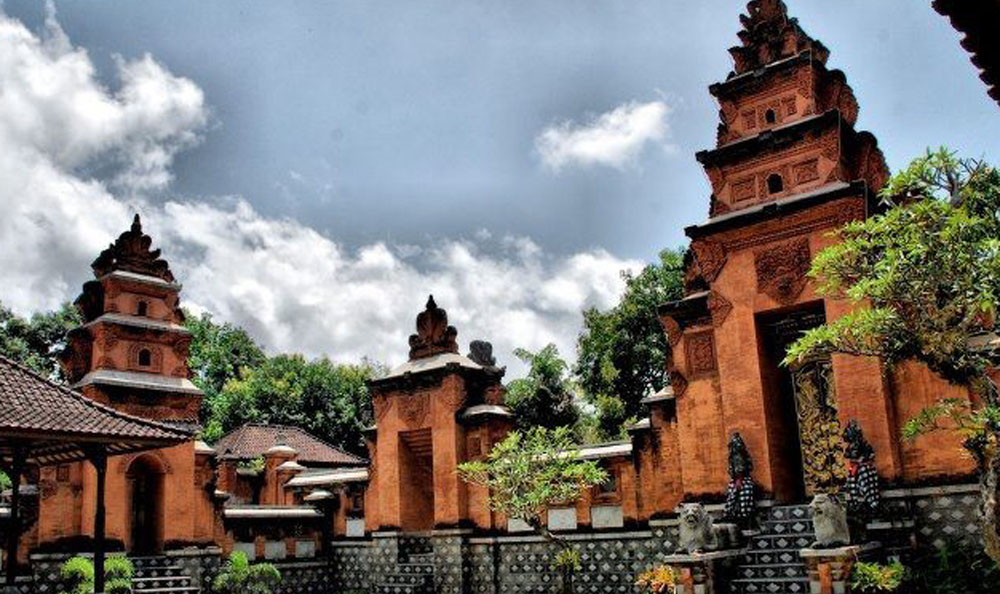 

Translating into ‘Karangasem Grand Palace’,
Puri Agung Karangasem dates back to the 19