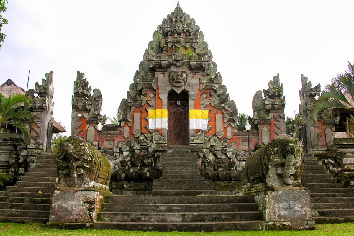 
When literally translated, Pura Pusering Jagat means “The Navel
of The Universe.’ 