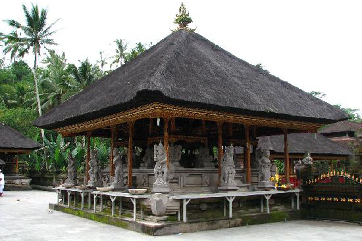 Pura Tirta Empul was built in 962 A.D. during the Warmadewa
dynasty. Situated in Tampak Siring in a 