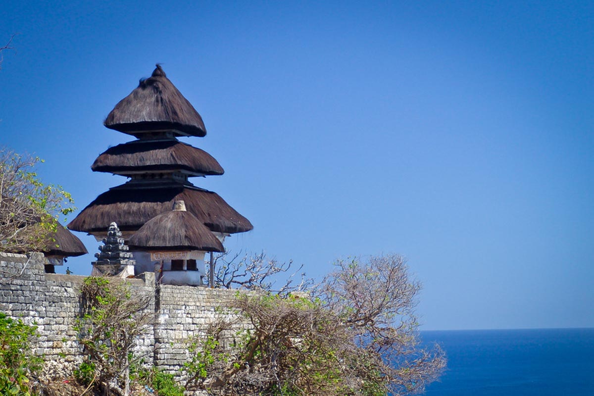 Pura Luhur Uluwatu is spiritually important to the people of
Bali, as it is one of Bali’s sacr