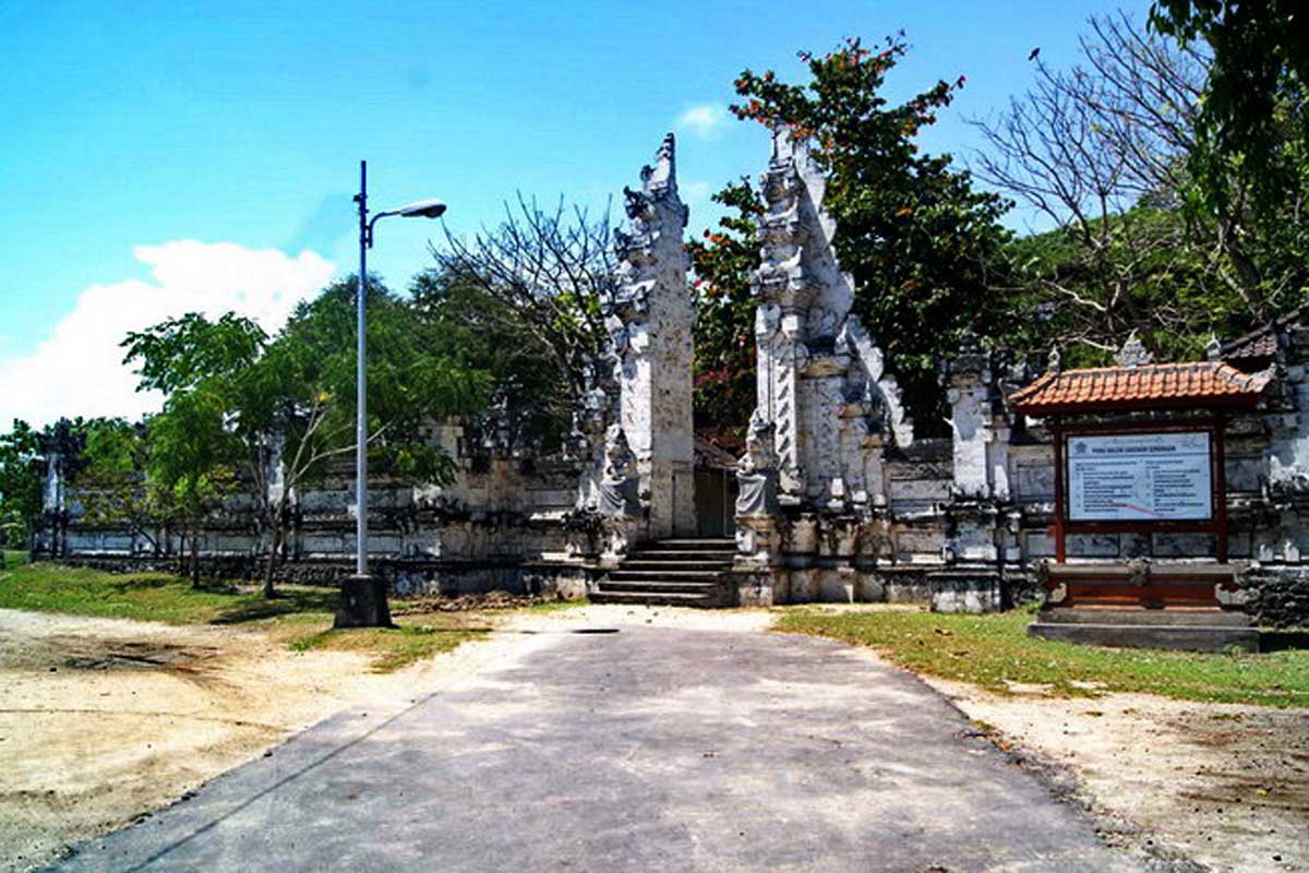 Located on the southwestern shore of Serangan Island, the
original limestone and coral structure was