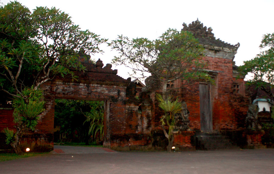 

Jro Kuta Palace is located on Kumbakarna
Street, Denpasar, about 100m off the famous Maospahit Tem