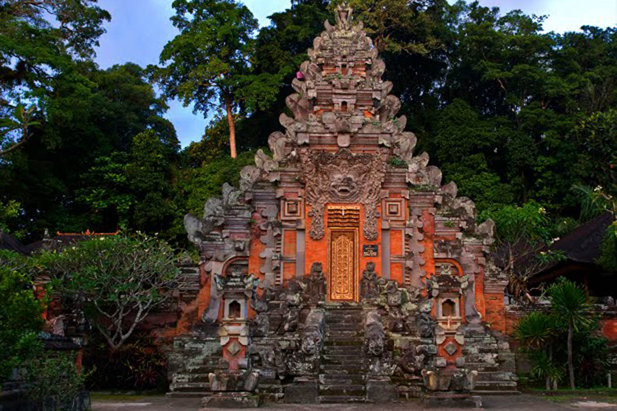 The temple Pura Bukit Dharma is located on top of the hill, Kutri
in Hurry village, which is about f