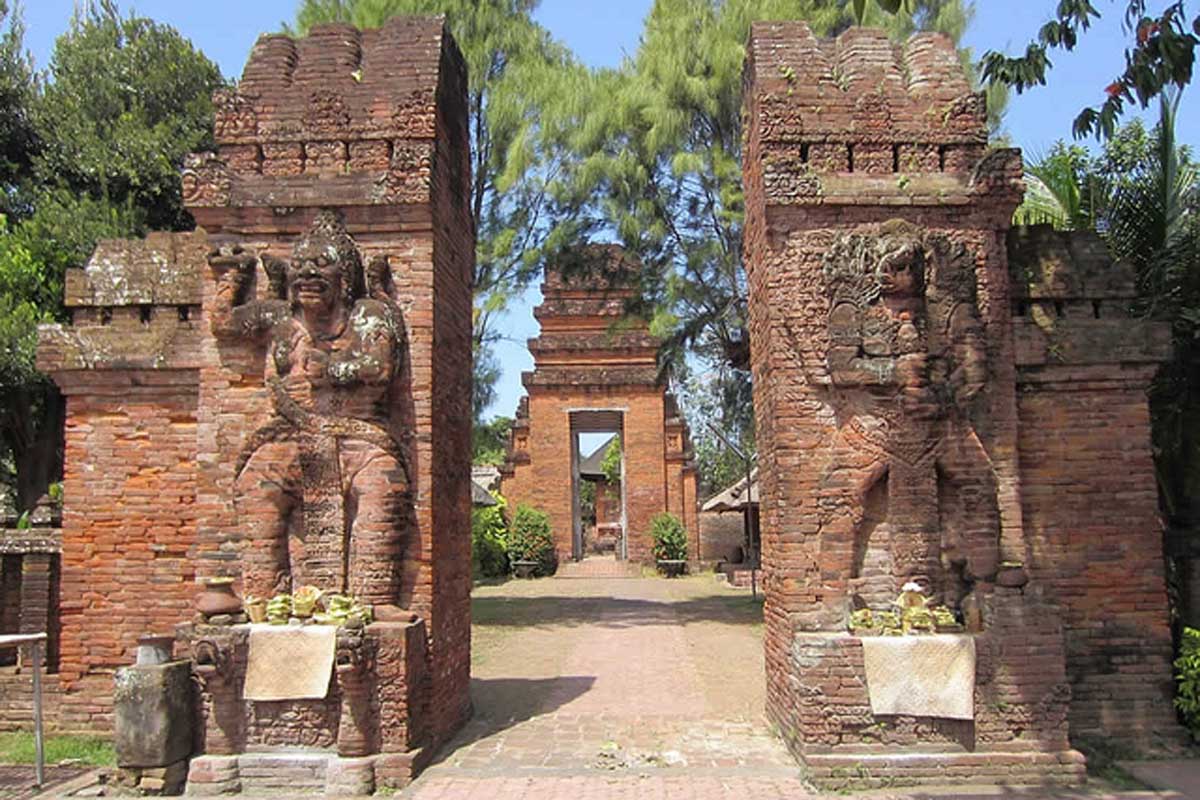 Pura Maospahit is one of the most important and ancient temples
of the island which highlights the f