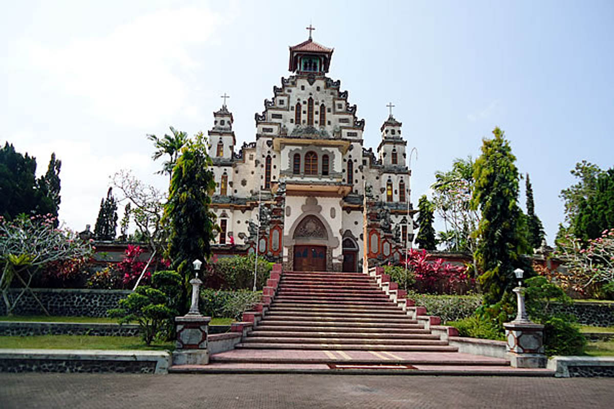 

During the 1930’s there was an up swell of religious conversions
in West Bali led by Chinese