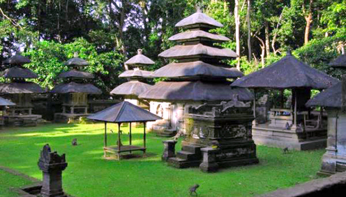 The distinguishing aspect of this village temple
is the fact that the central courtyard is higher th