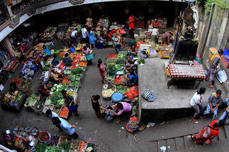 Start your day shopping
at the sprawling Pasar Ubud at Ubud's town center, and then explore the stre