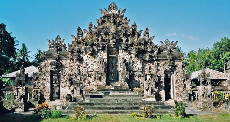 This subak
(rice field) temple located situated in the village of Sangsit is dedicated
to Dewi Sri t