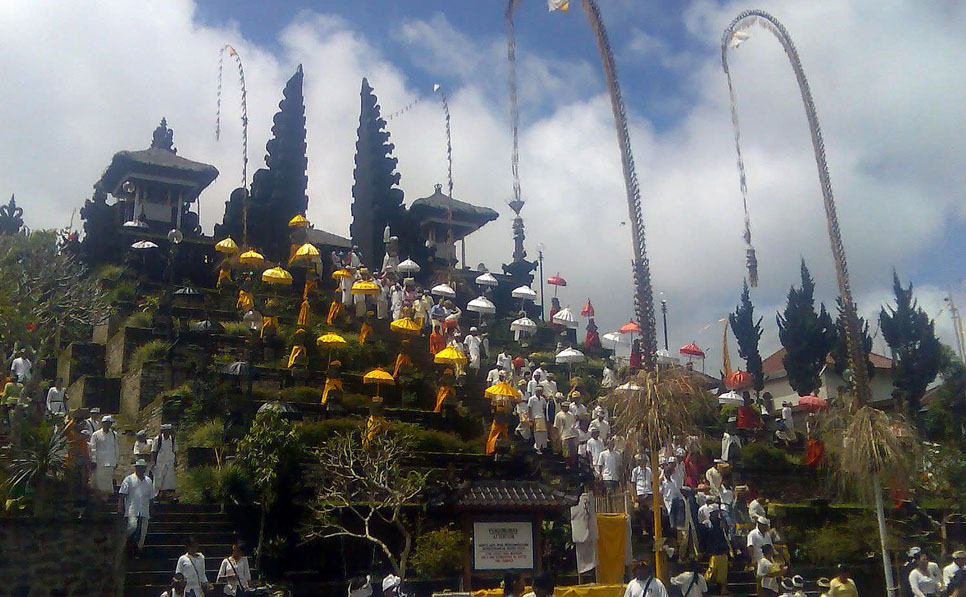 Held
every 210 days (one year in the Balinese calendar), odalan celebrations
commemorate the day a t