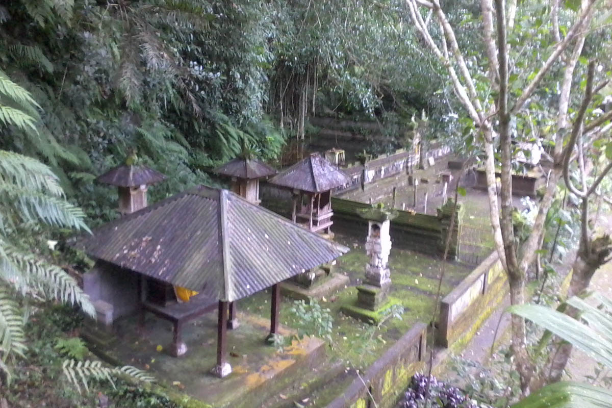 
To the west of Tirta Empul and north of Pura Candi Gunung Kawi,
is Pura Mengening, another temple c