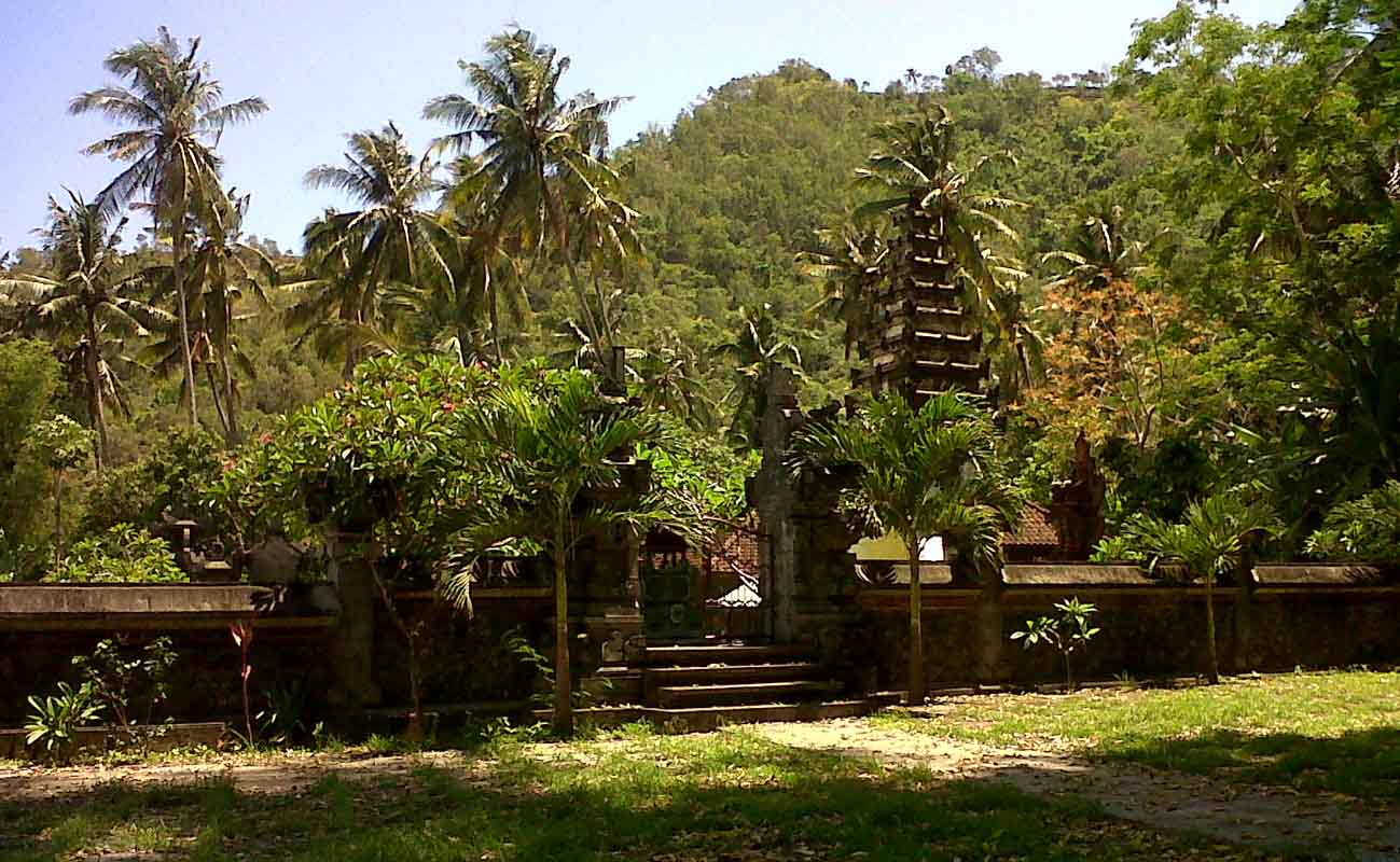 A massive and ancient kepuh tree stands in the
middle of the only courtyard of this tranquil hillsid