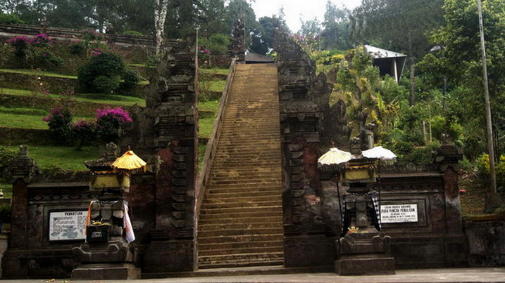 Located in the village of Sukawana and on the
summit of Gunung Penulisan is the ninth century Pura T