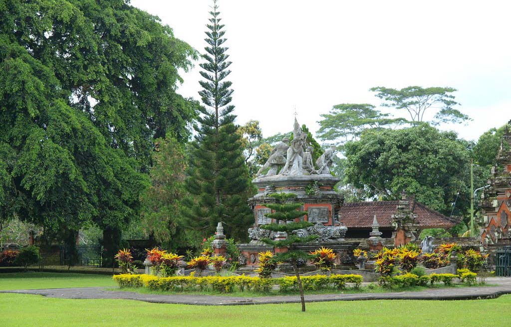 

Perhaps the greatest historical landmark in Denpasar
is the well-manicured park known to locals as