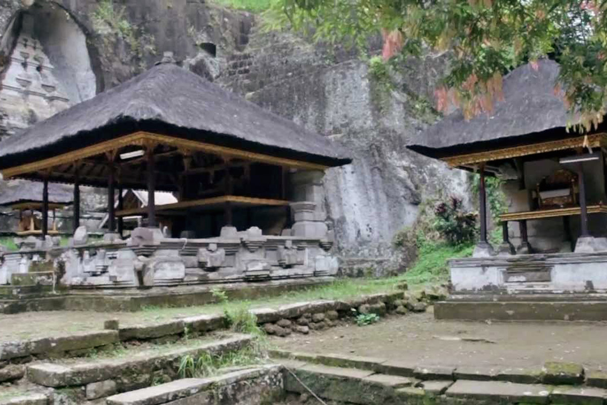 

Located in Tampaksiring Village in a steep
valley by the Pakerisan River, this monolithic ancient 