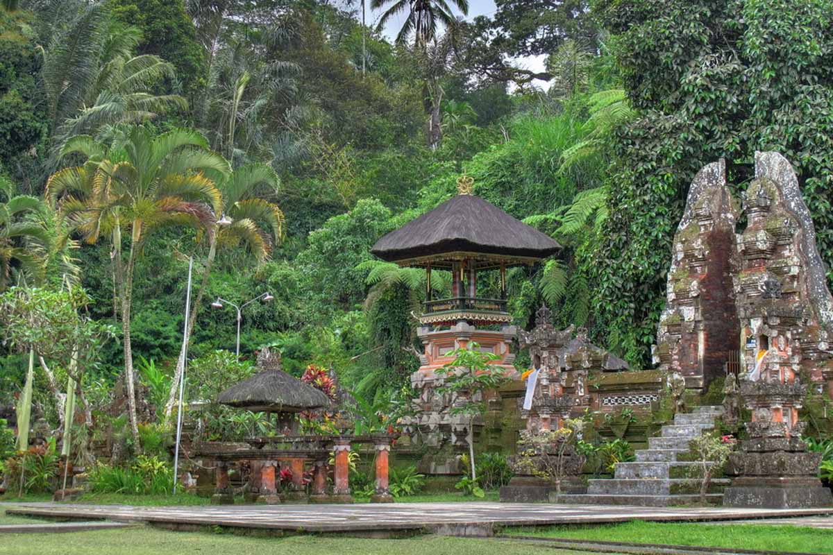 Pura Gunung Kawi located in Sebatu, near the river Pakrisan, is
another bathing temple. This 11th-ce