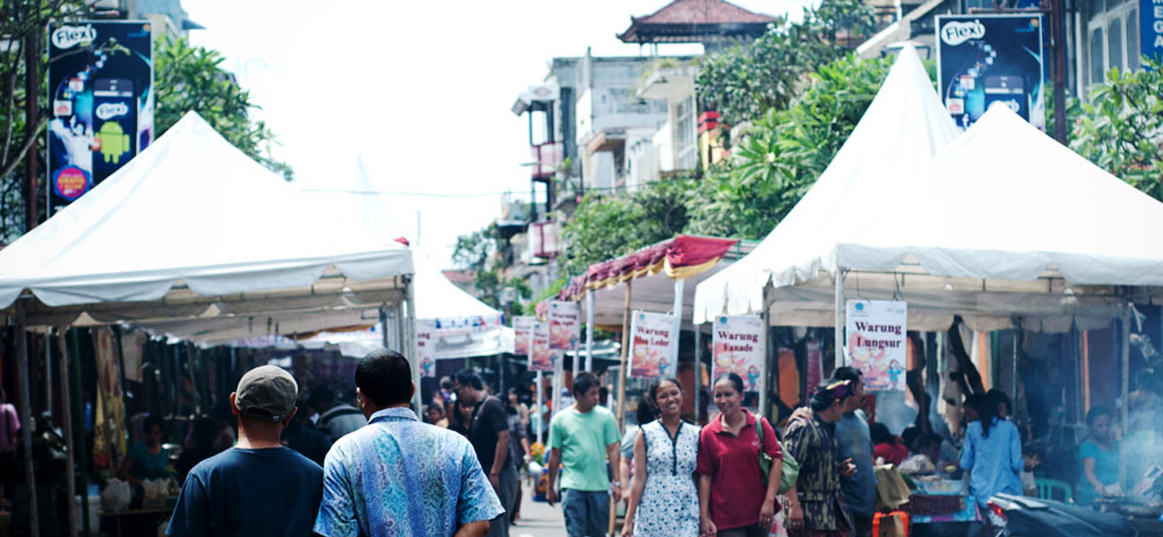 This street festival runs along 500 meters of
this busy Denpasar street that has historically been a