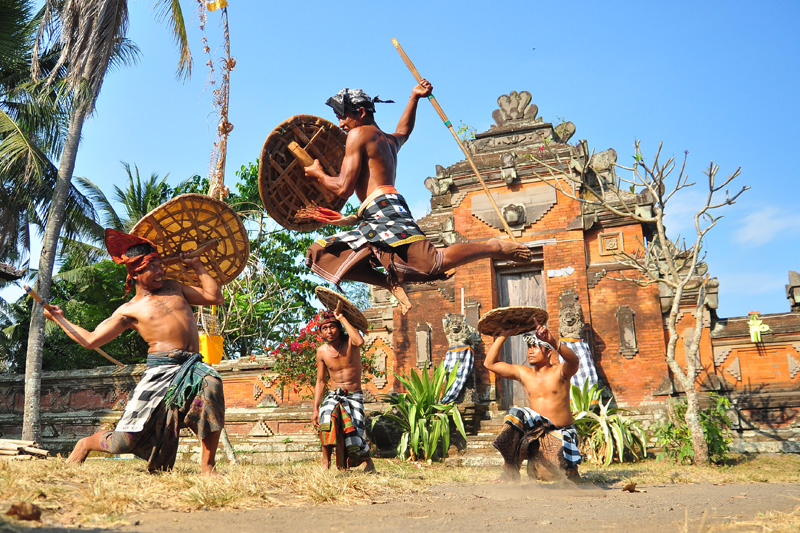 Traditionally, the ancient Gebug Ende dance was
a rain dance performed during the dry season (usuall
