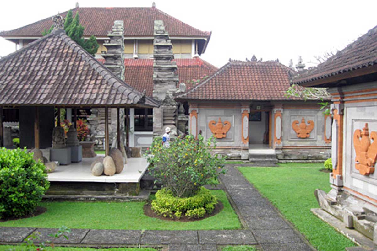 Known
throughout the country for its renown as an archaeological museum, Gedong Arca
houses a varied